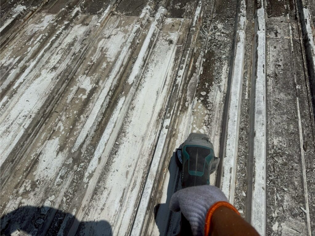 屋根：ケレン<br />
剥がれが多いため、洗浄前に専用の道具を使用して下地処理を行いました。